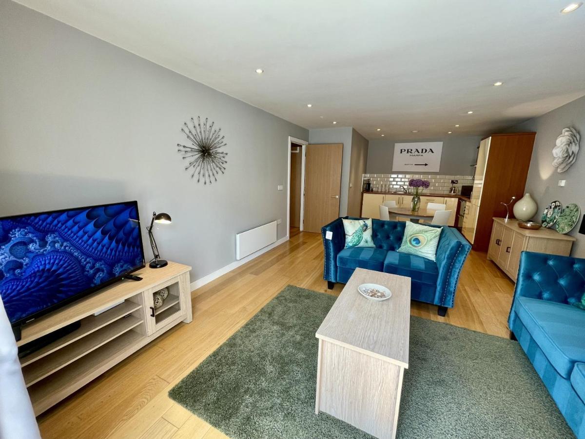 Stunning 2-Bed Town Centre Apartment - Hosted By Hutch Lifestyle เลมิงตันสปา ภายนอก รูปภาพ