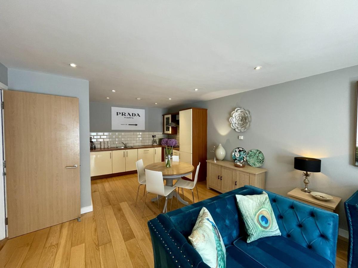 Stunning 2-Bed Town Centre Apartment - Hosted By Hutch Lifestyle เลมิงตันสปา ภายนอก รูปภาพ