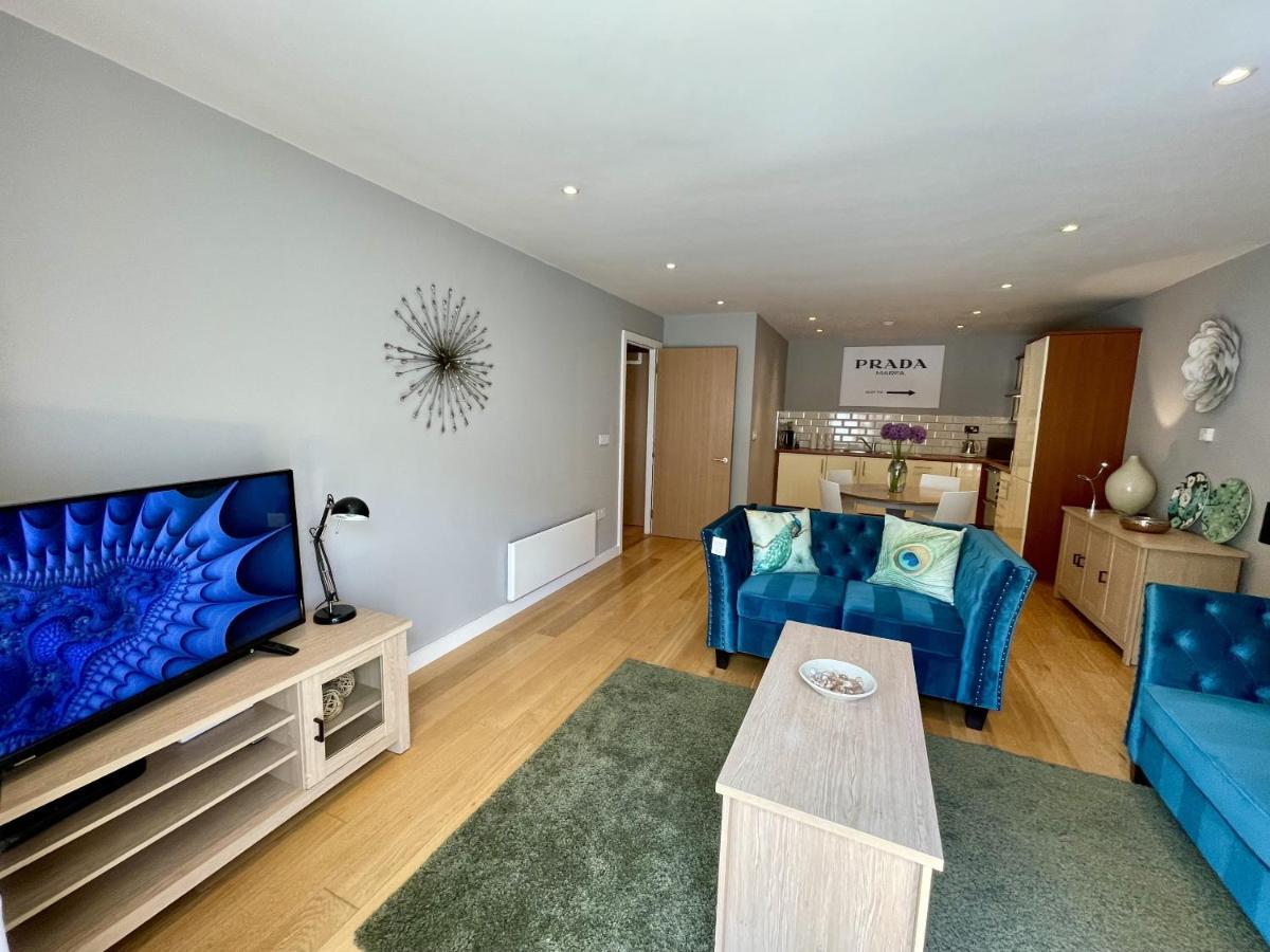 Stunning 2-Bed Town Centre Apartment - Hosted By Hutch Lifestyle เลมิงตันสปา ภายนอก รูปภาพ
