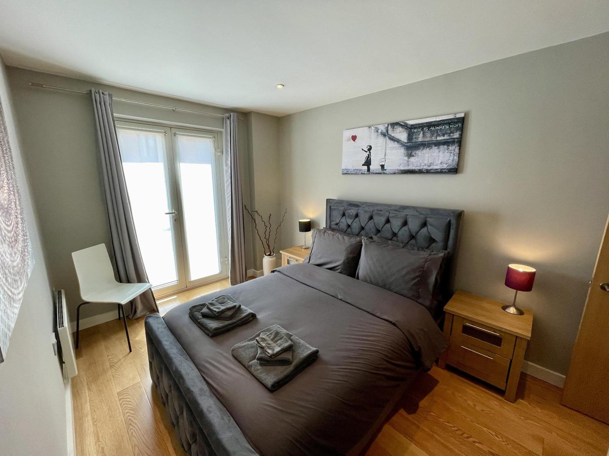 Stunning 2-Bed Town Centre Apartment - Hosted By Hutch Lifestyle เลมิงตันสปา ภายนอก รูปภาพ