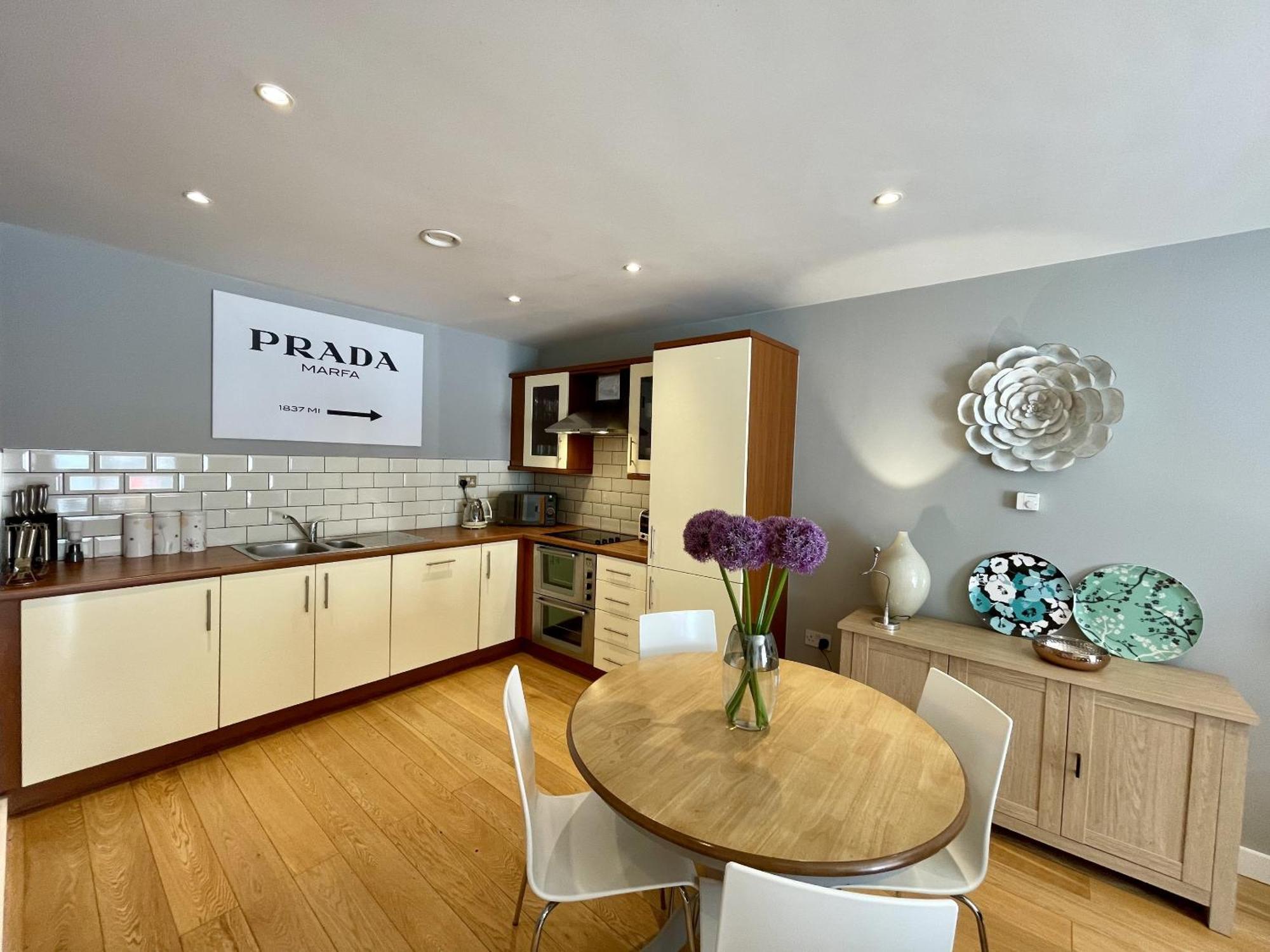 Stunning 2-Bed Town Centre Apartment - Hosted By Hutch Lifestyle เลมิงตันสปา ภายนอก รูปภาพ